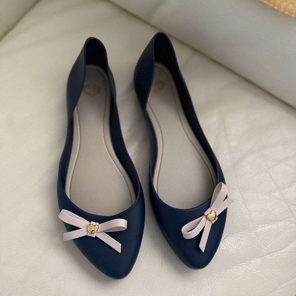 Elegant Navy Blue Flats with Bow Accent